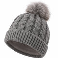 Graue Strickmütze mit Bommel